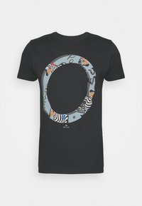 Schwarzes Baumwoll-T-Shirt mit einem kreisförmigen Design, das Zebras und abstrakte Muster in Blau, Orange und Weiß zeigt. Mit gedrucktem Branding am unteren Rand.