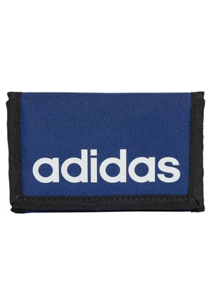 Portafoglio in tessuto blu con bordo nero con logo adidas bianco in minuscolo al centro della pattina anteriore.