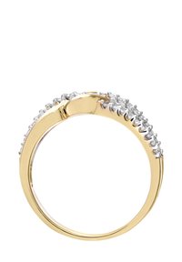 Zelts gredzens ar gludu joslu, rotātu ar nelieliem, mirdzošiem kubiskā zirkonija akcentiem gar augšējo malu, piedāvājot elegantu un modernu dizainu.
