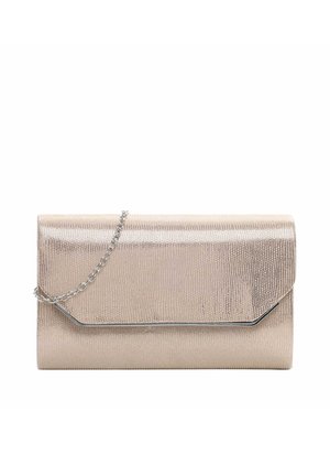 Rechteckige beige Clutch mit strukturierter Oberfläche, metallischem Rand auf der Klappe und einer silbernen Kettenriemen, der sich vorne über die Tasche legt.