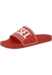 Chaussons rouges avec une large bride présentant un logo blanc. Matériau en caoutchouc lisse et semelle moulée pour le confort.