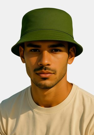 Cappello a secchiello verde realizzato in tessuto strutturato, caratterizzato da una tesa larga e una forma strutturata. Indossato da una persona con una camicia beige.