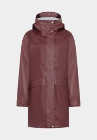 Manteau imperméable bordeaux avec capuche, comportant une fermeture éclair à l'avant et des boutons-pression, des poches poitrine et des poignets texturés. Matériau lisse et brillant.