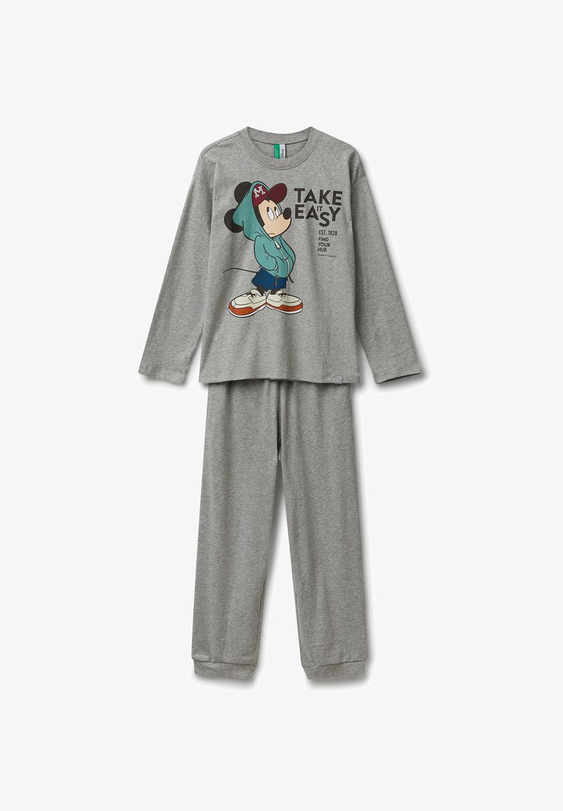 Conjunto de pijama gris que incluye una camiseta de manga larga con un gráfico de dibujos animados y texto, acompañado de pantalones a juego con cintura elástica. Tejido suave, ajuste casual.