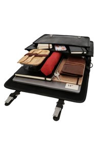 Borsa ventiquattrore in pelle nera aperta che mostra un laptop, quaderni, smartphone, chiavi, ombrello rosso, posate di legno e un portafoglio marrone all’interno.