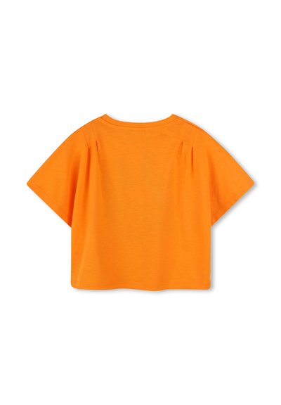 T-shirt en coton orange à manches courtes avec un col rond et des détails froncés aux épaules. Texture lisse, coupe décontractée et couleur unie.
