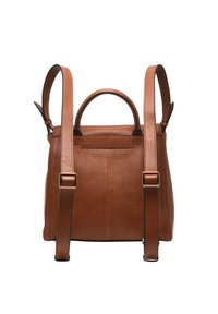 Sac à dos en cuir marron avec un design structuré, une poignée supérieure et des bretelles réglables avec des accents en métal doré.