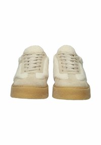 Beige Wildledersneaker mit einem flauschigen weißen Kragen, Schnürung und brauner Gummisohle mit strukturiertem Oberflächen.
