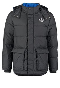 Svart vadderad jacka med en blåfodrad huva. Har tryckknappar, två framfickor och en logotyp på övre vänstra sidan. Slät textur.