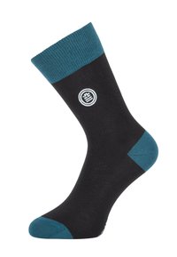 Chaussette noire avec un poignet, un talon et un orteil en bleu sarcelle, arborant un logo circulaire blanc sur la cheville.