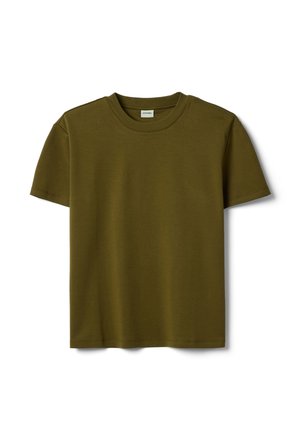 Camiseta de manga corta verde oliva con cuello redondo, colocada plana sobre fondo blanco.
