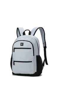 Zaino in tessuto grigio chiaro con dettagli neri, dotato di due tasche frontali con zip, tasca laterale in rete e spallacci regolabili.