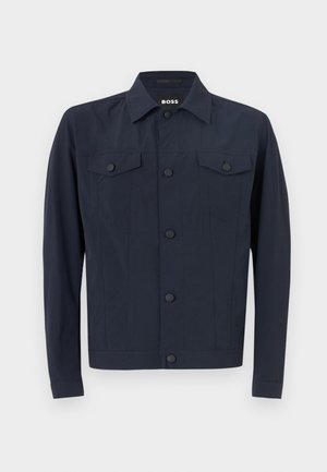 Jachetă de marină dintr-un material ușor, cu un guler clasic, închidere cu nasturi, două buzunare pe piept și mâneci lungi.