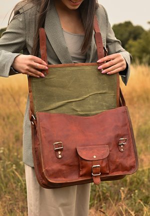 Gusti Leder, ALEX 15" - Torba na ramię