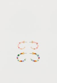 Χρωματιστά σκουλαρίκια κρίκοι κατασκευασμένα από χάντρες σε ροζ, πράσινο και διάφορα χρώματα, με μεταλλικά στοιχεία σε χρυσό τόνο και καμπυλωτό σχήμα.