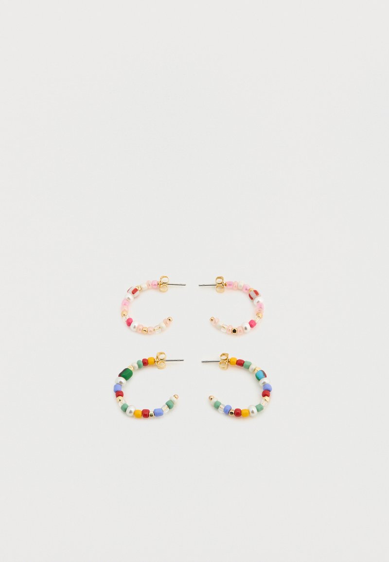 Χρωματιστά σκουλαρίκια κρίκοι κατασκευασμένα από χάντρες σε ροζ, πράσινο και διάφορα χρώματα, με μεταλλικά στοιχεία σε χρυσό τόνο και καμπυλωτό σχήμα.