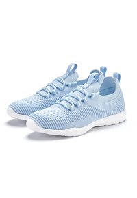 Hellblaue Sportschuhe aus atmungsaktivem Strickmaterial. Verfügt über strukturierte Muster, verstellbare Schnürsenkel und weiße Gummisohlen.