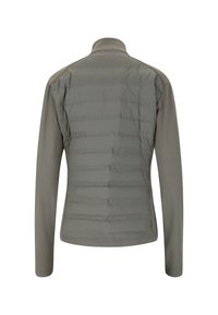Chaqueta ligera con un frente acolchado en gris tenue, espalda lisa, mangas largas y un cuello alto para mayor calidez.