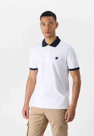 Polo bianco con colletto e polsini blu navy, dotato di tre bottoni e di un piccolo logo ricamato sul lato sinistro.