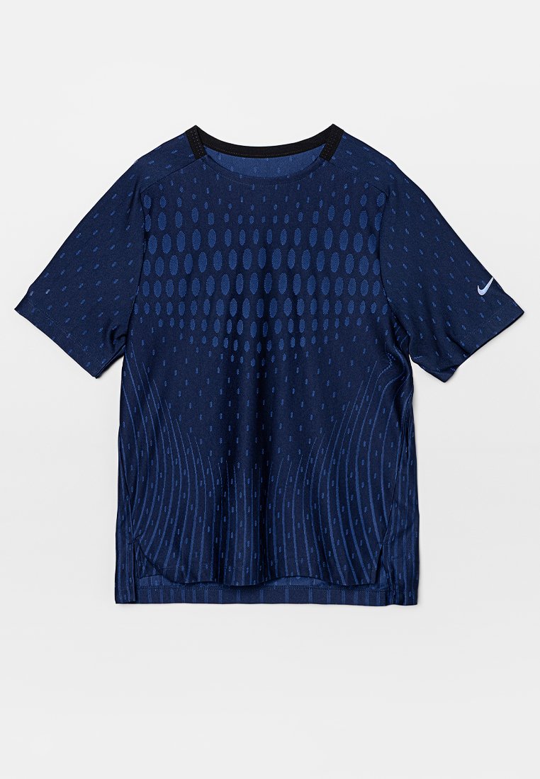 Maglietta sportiva blu navy con maniche corte, caratterizzata da una texture liscia, un motivo circolare a pois e un colletto nero a contrasto.