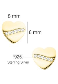 Hjerteformede øreringe i guldtonet sterlingsølv, måler 8 mm hver, med en diamantlignende stribe på tværs af midten.