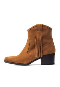 Stivaletto alla caviglia in camoscio marrone con punta appuntita, dettaglio di cucitura laterale e nappina posteriore. Caratterizzato da un tacco basso a blocco per maggiore stabilità.