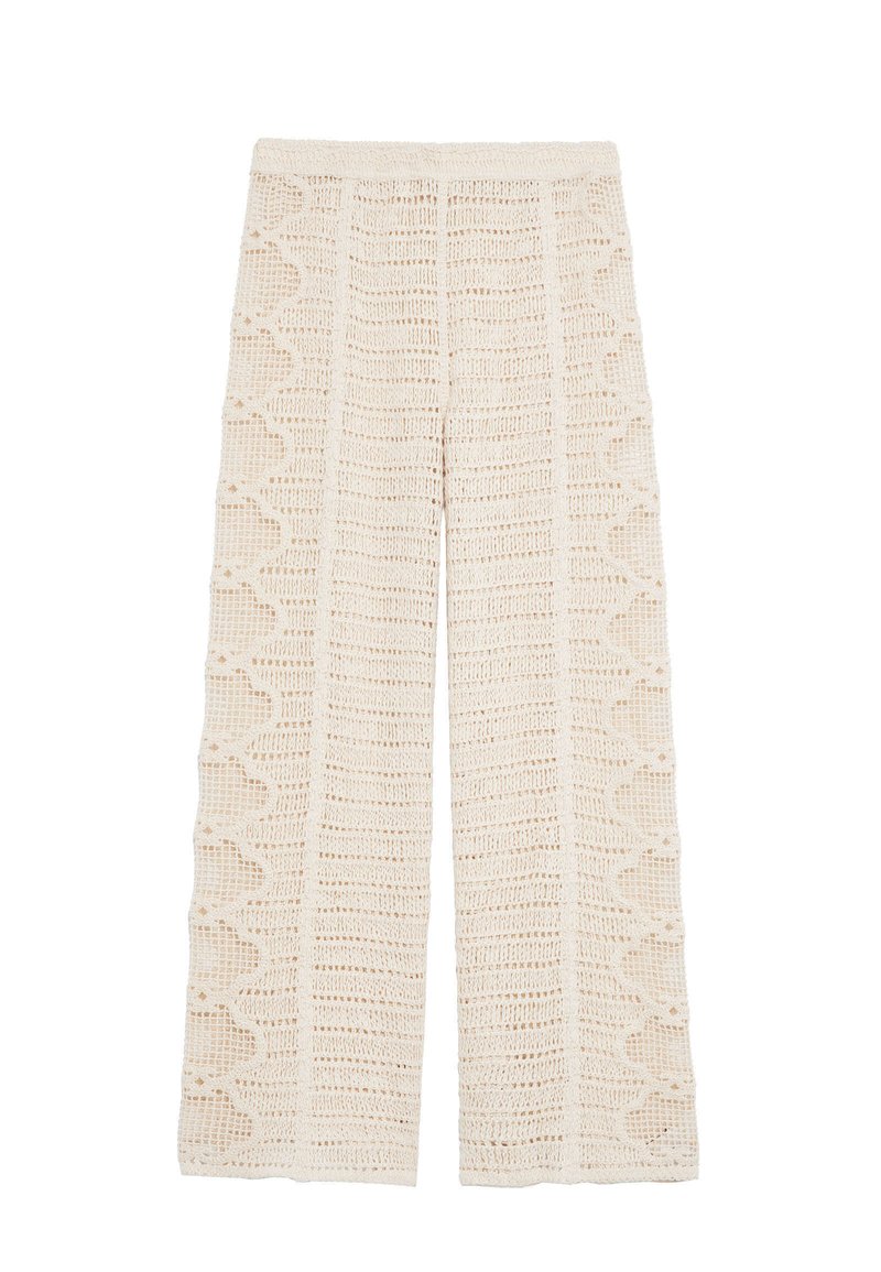 Pantalons larges au crochet en blanc cassé. Dotés d'un design en tricot ouvert texturé avec des motifs en feston sur les côtés. Matière douce et respirante.