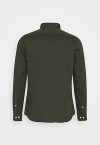 Tummanvihreä, pitkähihainen paita, joka on valmistettu sileästä kankaasta. Siinä on klassinen kaulus, napilliset kalvosimet ja selkeä, kuvioimaton takaosa.