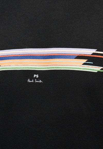 Μαύρο ύφασμα με πολύχρωμες οριζόντιες λωρίδες που μοιάζουν με πινελιές, πάνω από το λευκό λογότυπο κειμένου "PS Paul Smith".