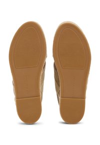 Jasnobrązowe podeszwy sneakersów z teksturowanym gumowym gripem, z logo i wzmocnionymi krawędziami dla większej trwałości. Klasyczny design z pionowymi liniami.