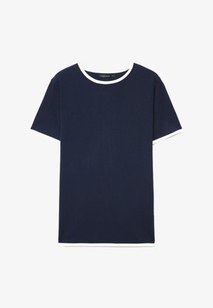 T-shirt blu navy a maniche corte con trama a coste, colletto rotondo bianco e orli delle maniche bianchi. Design semplice e diritto, senza motivi.