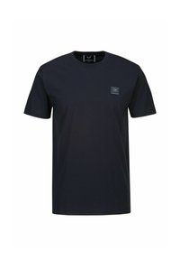 Schwarzes Baumwoll-T-Shirt mit Rundhalsausschnitt, kurzen Ärmeln und einem kleinen rechteckigen Logopatch auf der Brust. Glatte Textur, normale Passform.