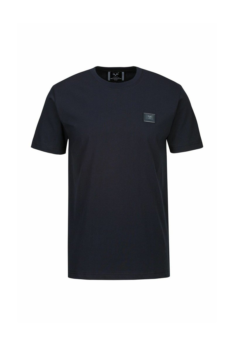 Schwarzes Baumwoll-T-Shirt mit Rundhalsausschnitt, kurzen Ärmeln und einem kleinen rechteckigen Logopatch auf der Brust. Glatte Textur, normale Passform.