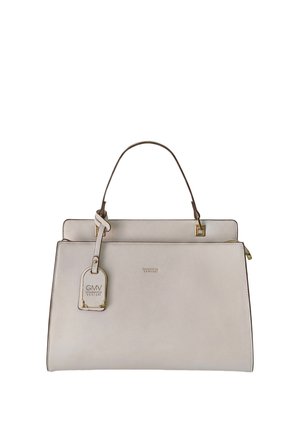Hellbeige strukturierte Handtasche mit einem Griff, goldfarbenen Beschlägen und einem gebrandeten Anhänger in Griffnähe.