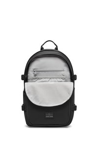 Fekete hátizsák sima felülettel, szürke fedéllel, elülső cipzáras zsebbel, állítható pántokkal és felső fogantyúval. Márka logó látható.