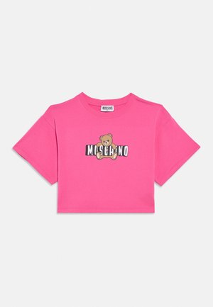 T-shirt corta di colore rosa brillante con il nome del marchio Moschino e grafica di orsetto centrata sul davanti.