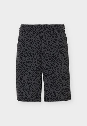 Σκούρα γκρι σορτς μέχρι το γόνατο με μαύρο μοτίβο λεοπάρδαλη, μπροστινές τσέπες και θηλιές για ζώνη σε απλό λευκό φόντο.