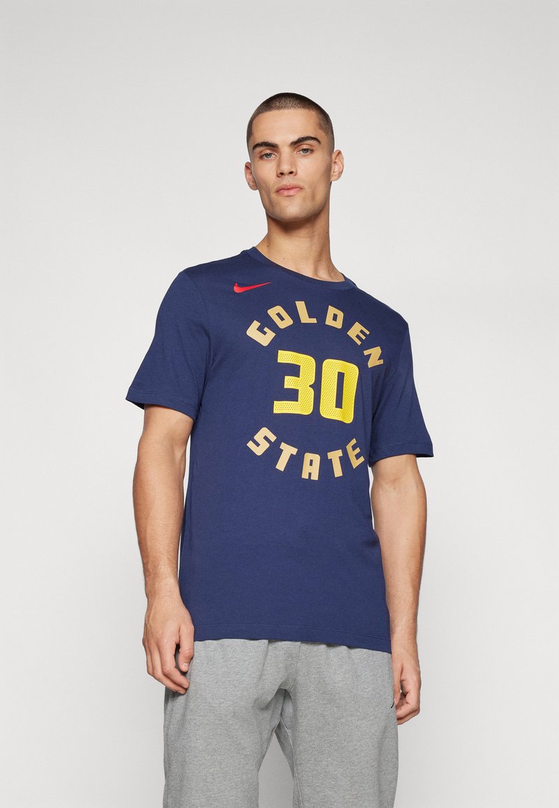 Námořnická modrá bavlněná tričko s kulatým výstřihem, krátkými rukávy a žlutým nápisem "GOLDEN STATE 30." Červené logo Nike na rameni.
