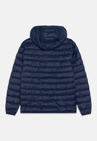 Marinblå puffjacka med huva, med en vadderad design, elastiska ärmslut och en slät, glansig yta.