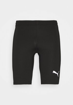 Schwarze Sportshorts aus dehnbarem Stoff, mit eng anliegendem Schnitt, mittlerer Oberschenkellänge und weißem Puma-Logo am linken Bein.