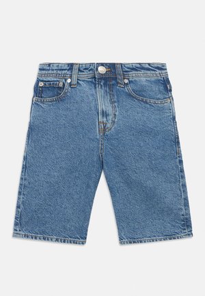 Pantalones cortos de mezclilla en un lavado azul claro, con un corte recto, cinco bolsillos y cierre con botón metálico en la cintura. Textura suave.