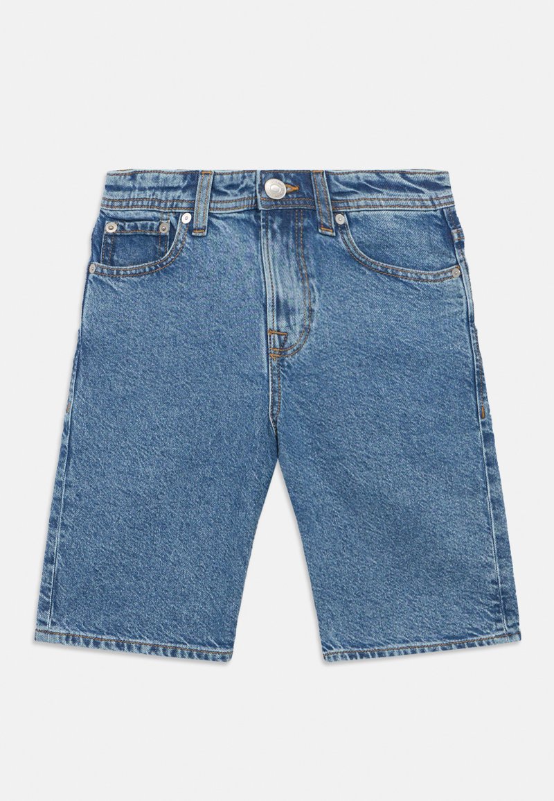 Τζιν σορτς σε ανοιχτό γαλάζιο χρώμα, με ίσια γραμμή, πέντε τσέπες και μεταλλικό κουμπί στο ύψος της μέσης. Ομαλή υφή.