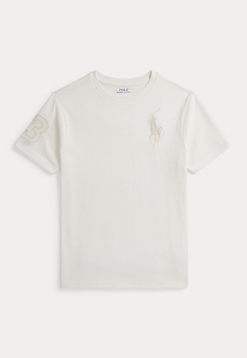 Λευκό βαμβακερό T-shirt με τονικό κεντημένο λογότυπο στο στήθος και μεγάλο αριθμό "3" στο μανίκι. Κλασικός στρογγυλός λαιμός και κοντά μανίκια.