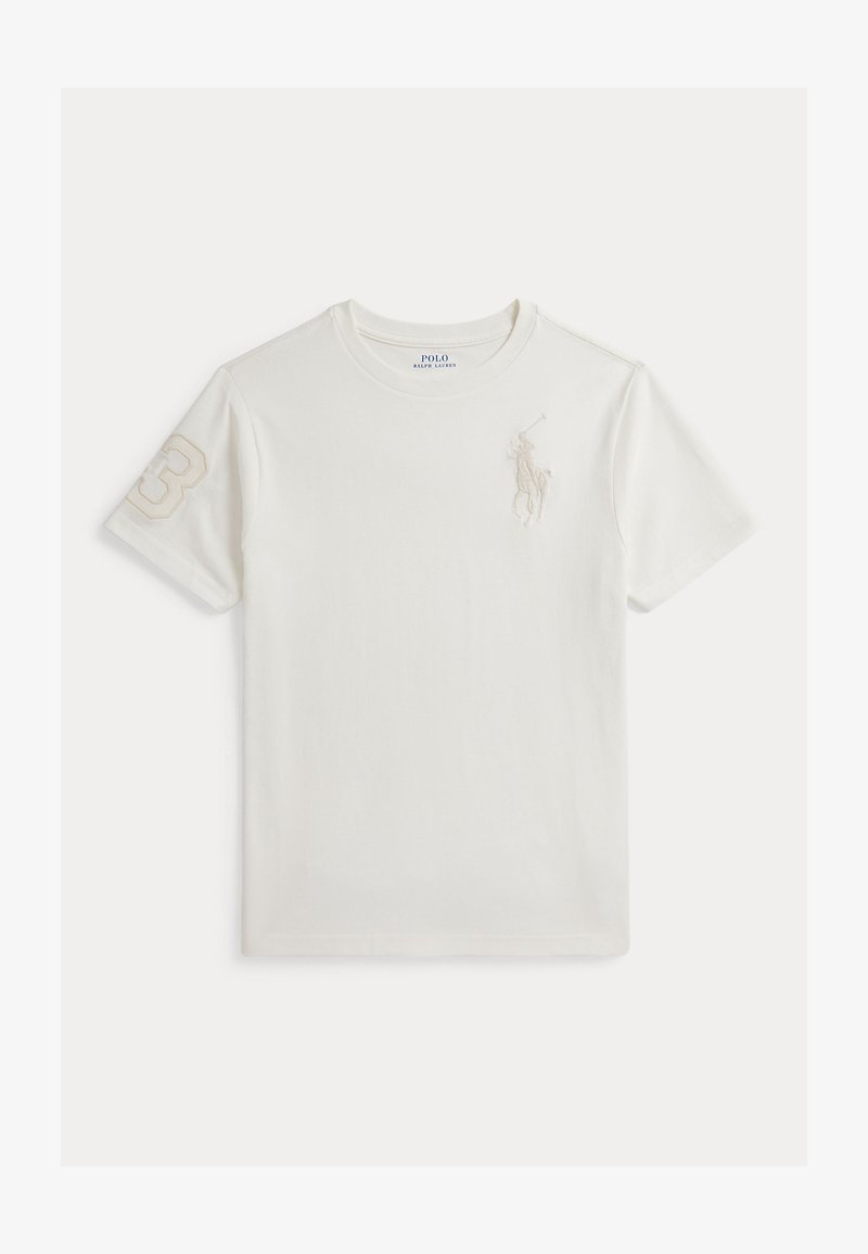 Fehér pamut póló tónusos hímzett logóval a mellrészen és egy nagy "3" számmal az ujjon. Klasszikus kerek nyakkivágás és rövid ujjú.