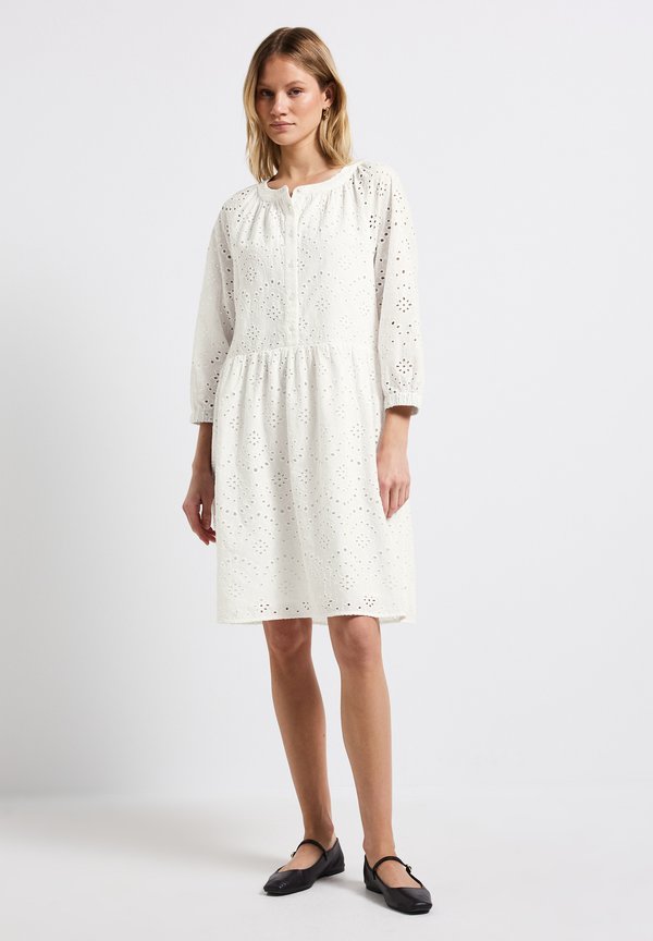 MIT LOCHSTICKEREI - Freizeitkleid - weiß