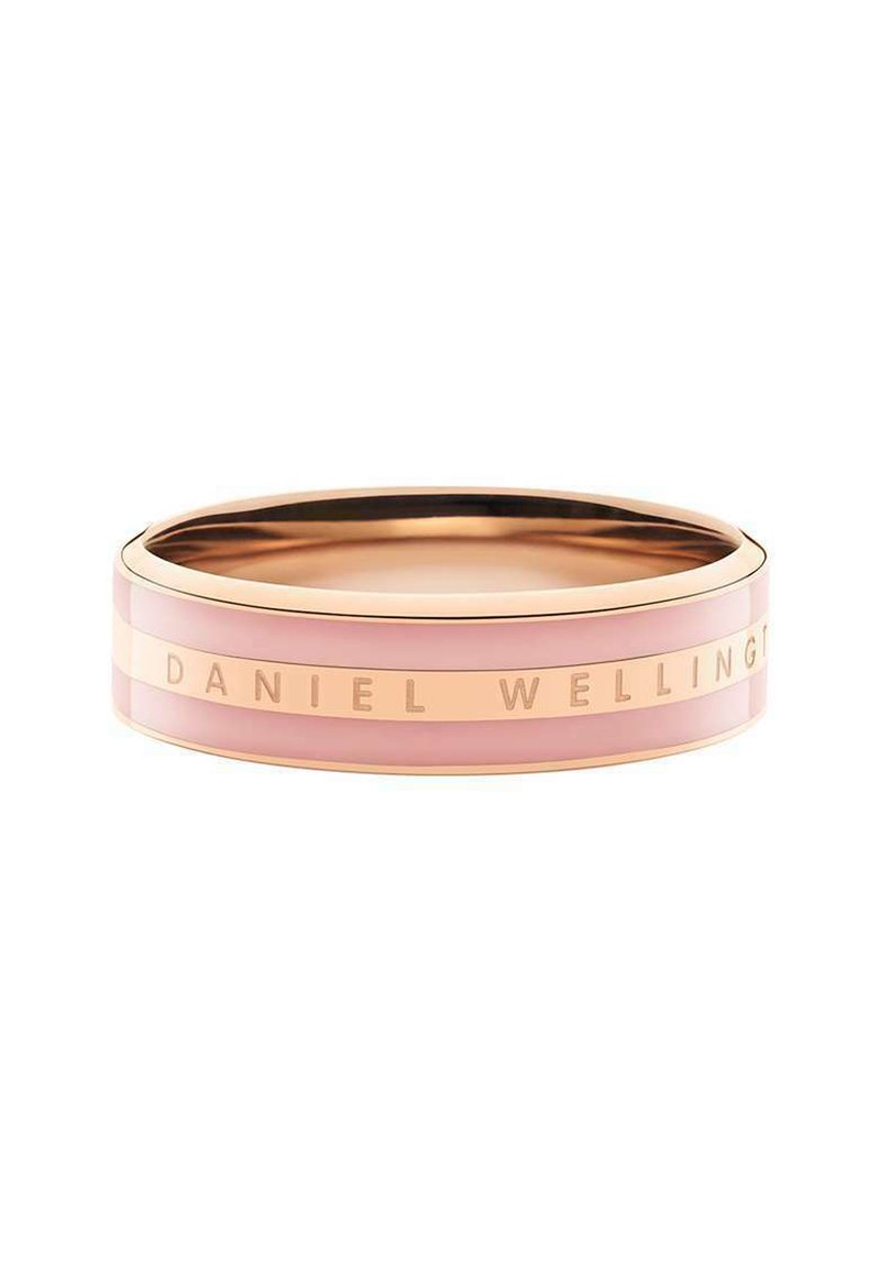 Bracciale in oro rosa con finitura liscia, adornato da una fascia rosa e inciso "DANIEL WELLINGTON" in lettere maiuscole.