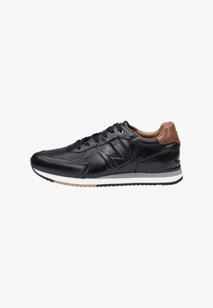 Czarne skórzane sneakersy z brązowymi skórzanymi akcentami, teksturowana cholewka, okrąły czubek, sznurówki oraz biała podeszwa środkowa. Posiada wzorzysty detal boczny.