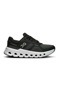Schwarze Sportschuhe mit einem Mesh-Obermaterial, weißer Zwischensohle mit auffälligen Löchern und Markenakzenten in Grau und Weiß. Strömungslinien Design.