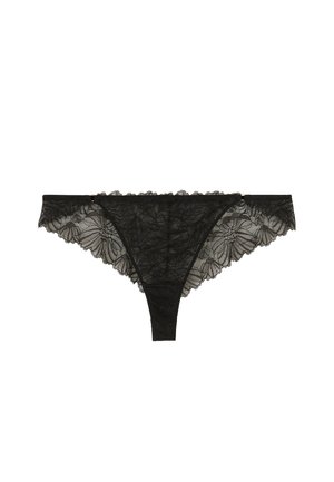 String en dentelle noire avec des bords festonnés et un motif floral. Caractéristiques d'accents en métal doré et d'une texture transparente sur l'ensemble.