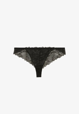 String en dentelle noire avec des bords festonnés et un motif floral. Caractéristiques d'accents en métal doré et d'une texture transparente sur l'ensemble.